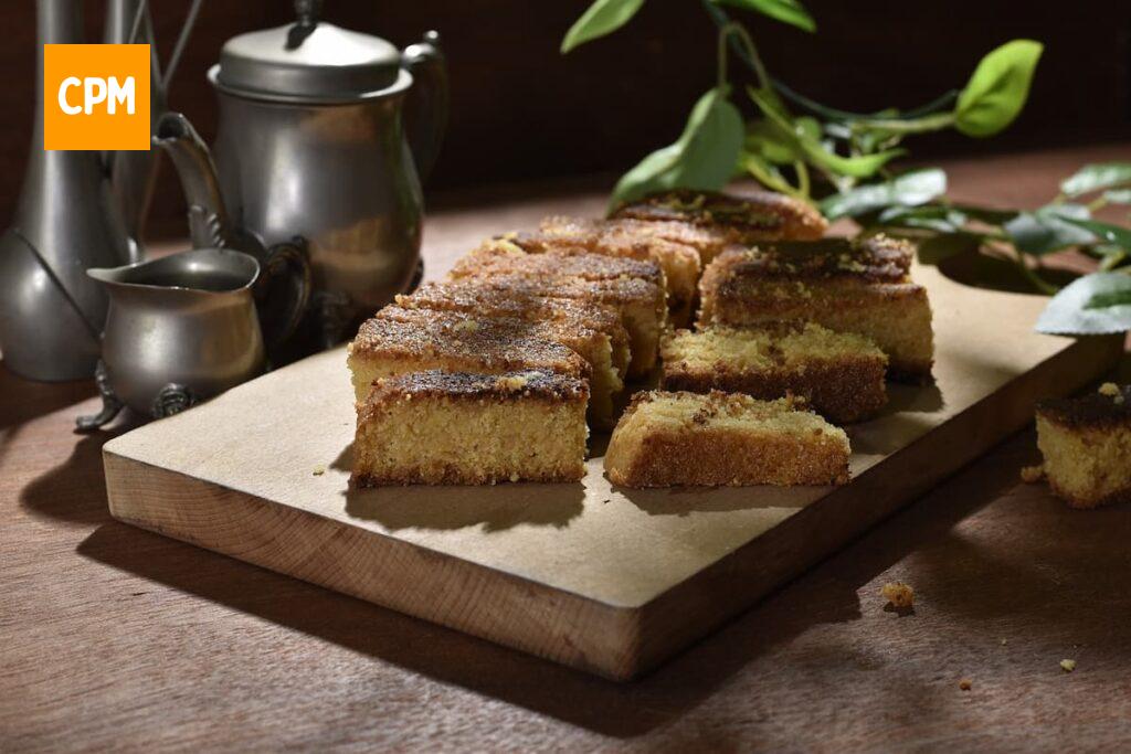 Imagem mostra pedaços de bolo de banana aveia, saudável e delicioso assim como o bolo de banana com farinha dearroz.