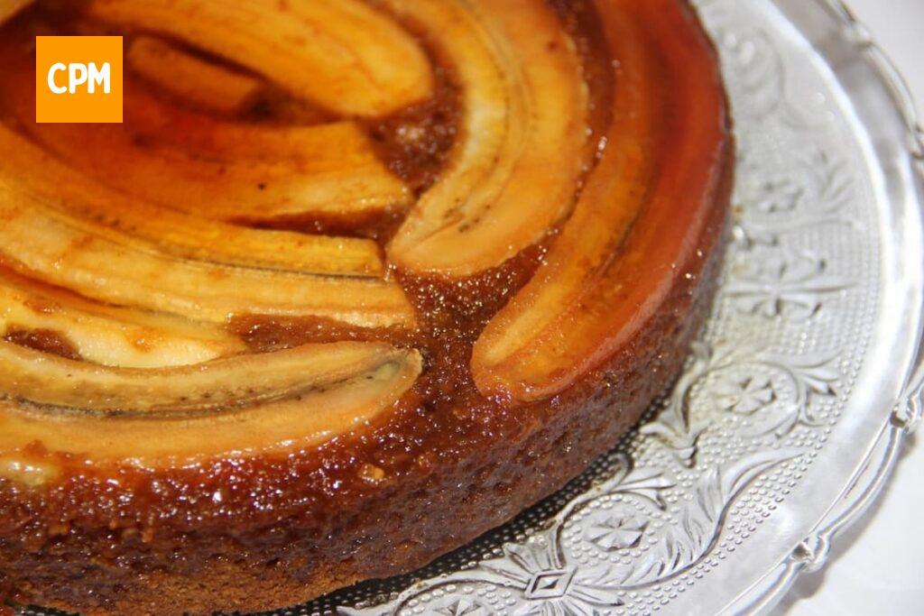 Imagem mostra um delicioso bolo de banana caramelada.