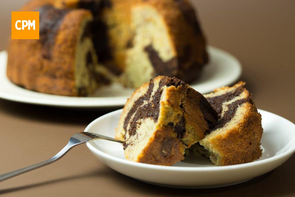 Imagem mostra um delicioso bolo feito com banana e gotas de chocolate, perfeito para qualquer ocasião.