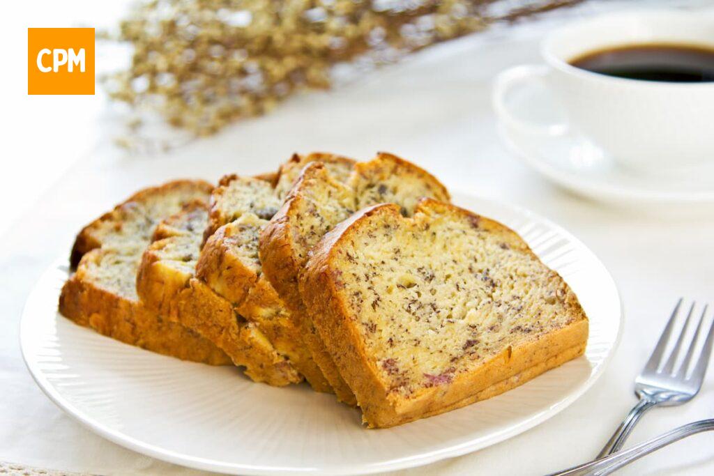 Imagem mostra pedaços de bolo de banana de liquidificador com café.