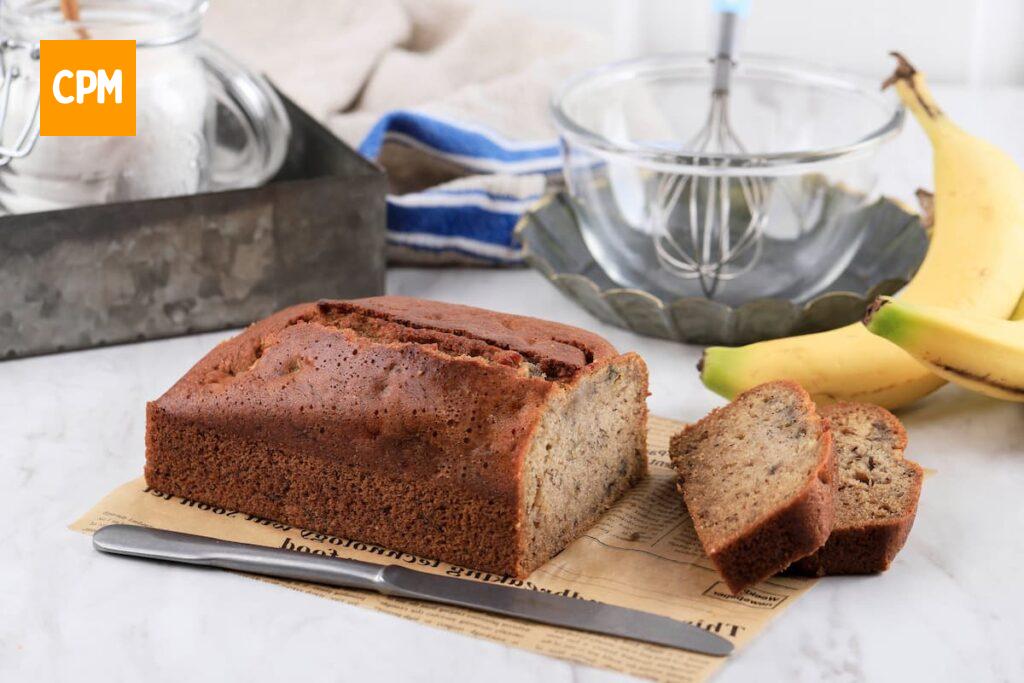 Imagem mostra bolo de banana com canela e aveia.