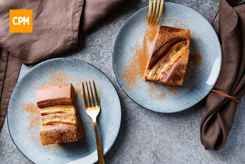 Imagem mostra bolo de banana com chocolate perfeito para qualquer ocasião.