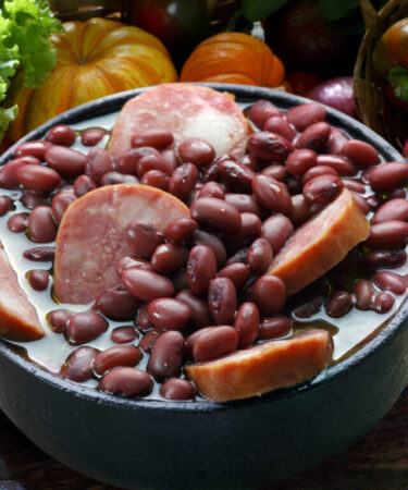 Imagem mostra uma feijoada