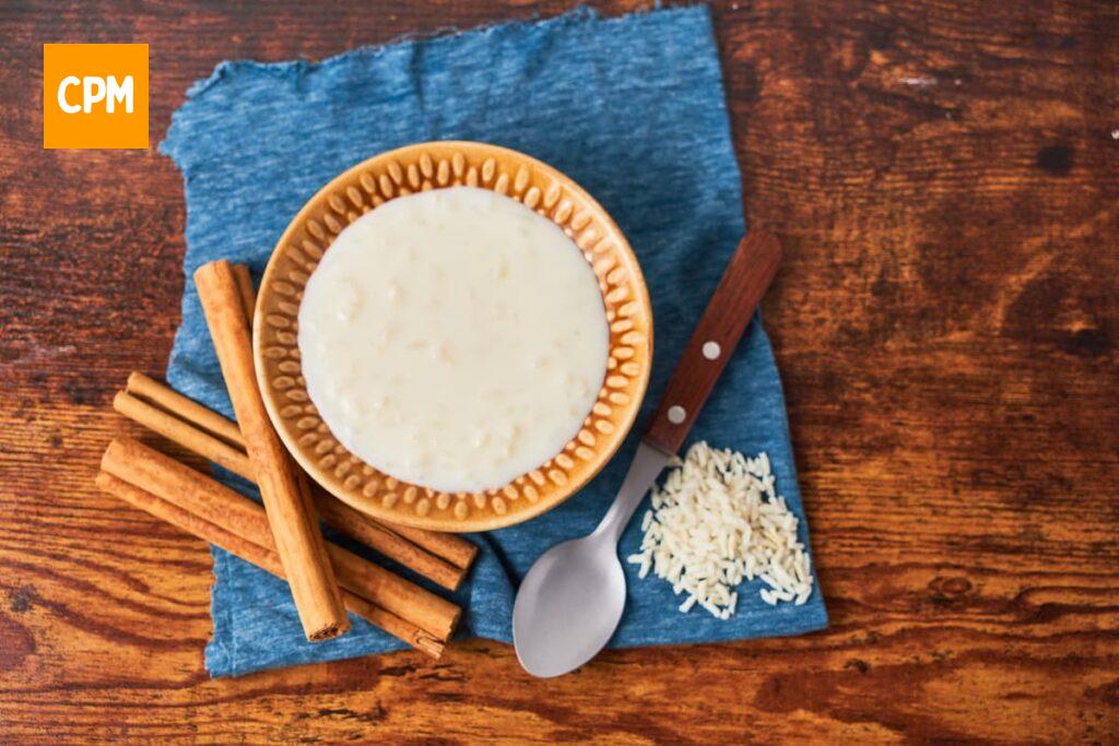 Imagem mostra um delicioso arroz doce com especiarias.