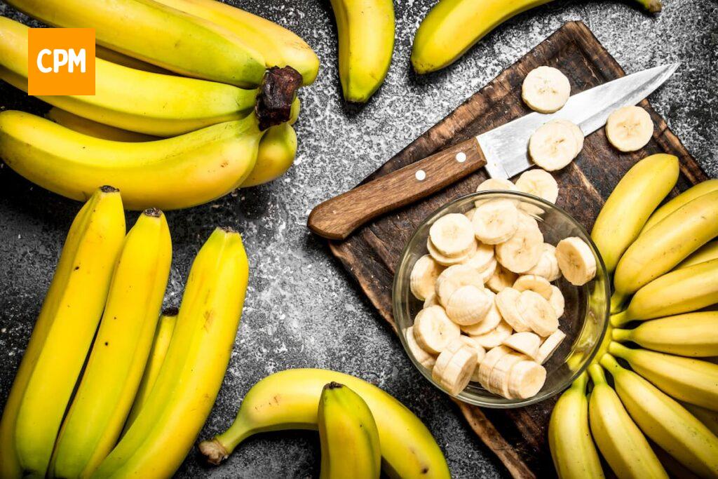 Imagem mostra bananas maduras e bem picadinhas para fazer um delicioso bolo de banana na frigideira.