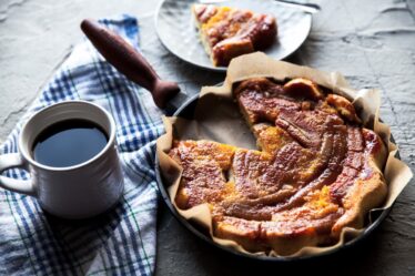 Imagem mostra bolo de aveia que é uma excelente comida com B