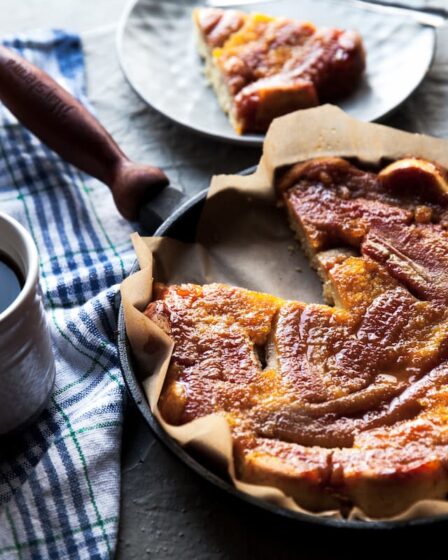 Imagem mostra bolo de aveia que é uma excelente comida com B