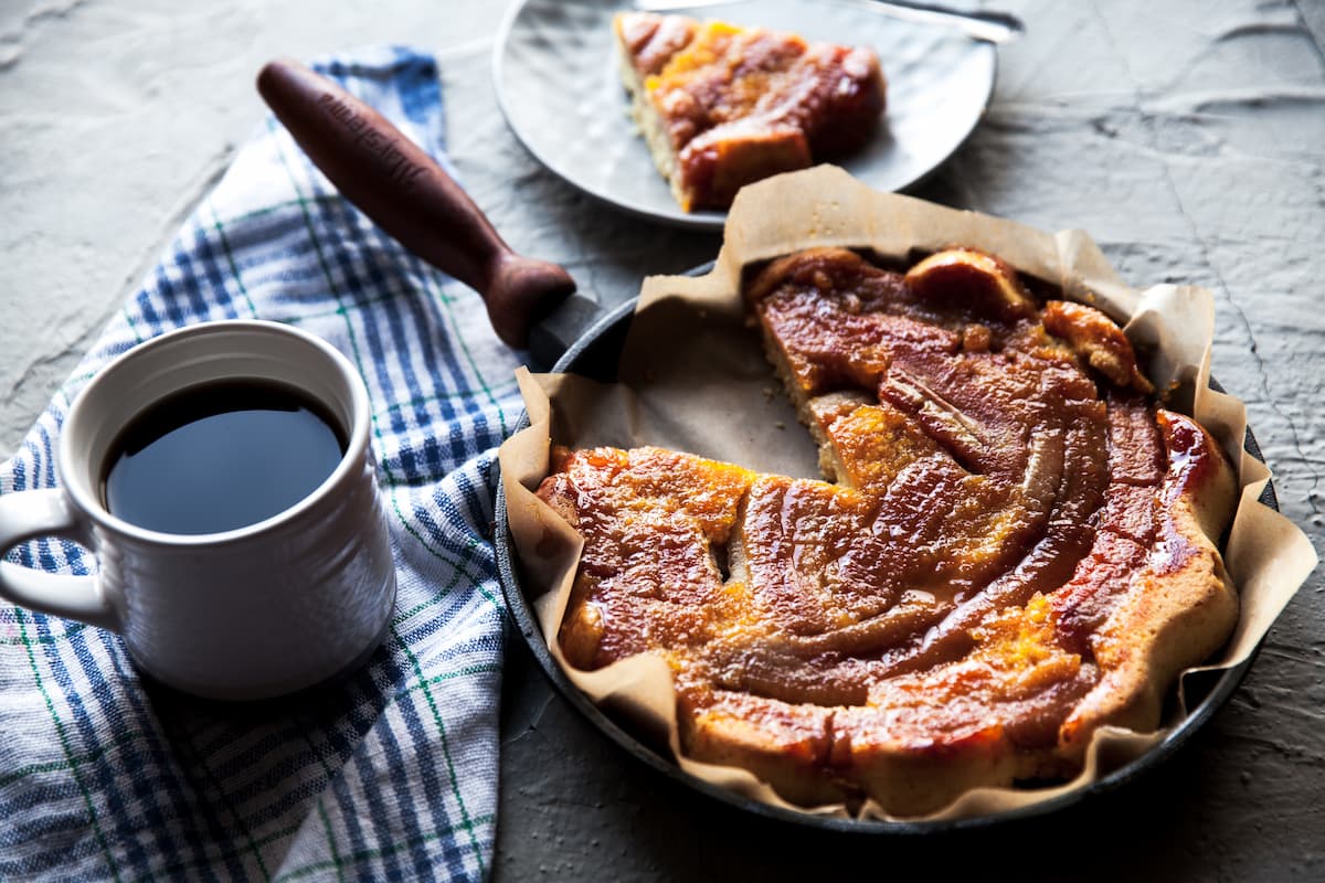 Imagem mostra bolo de aveia que é uma excelente comida com B