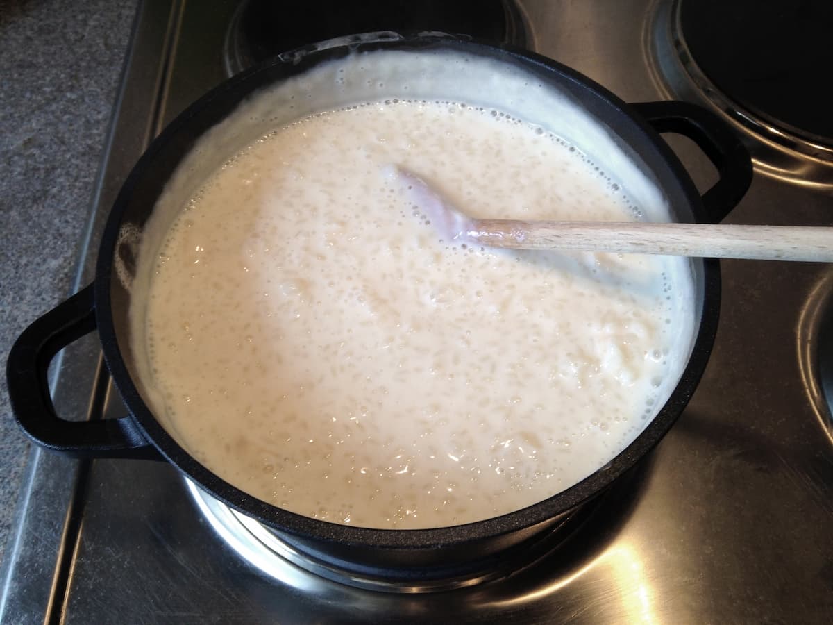 Imagem mostra arroz doce que é uma comida muito consumida na bahia