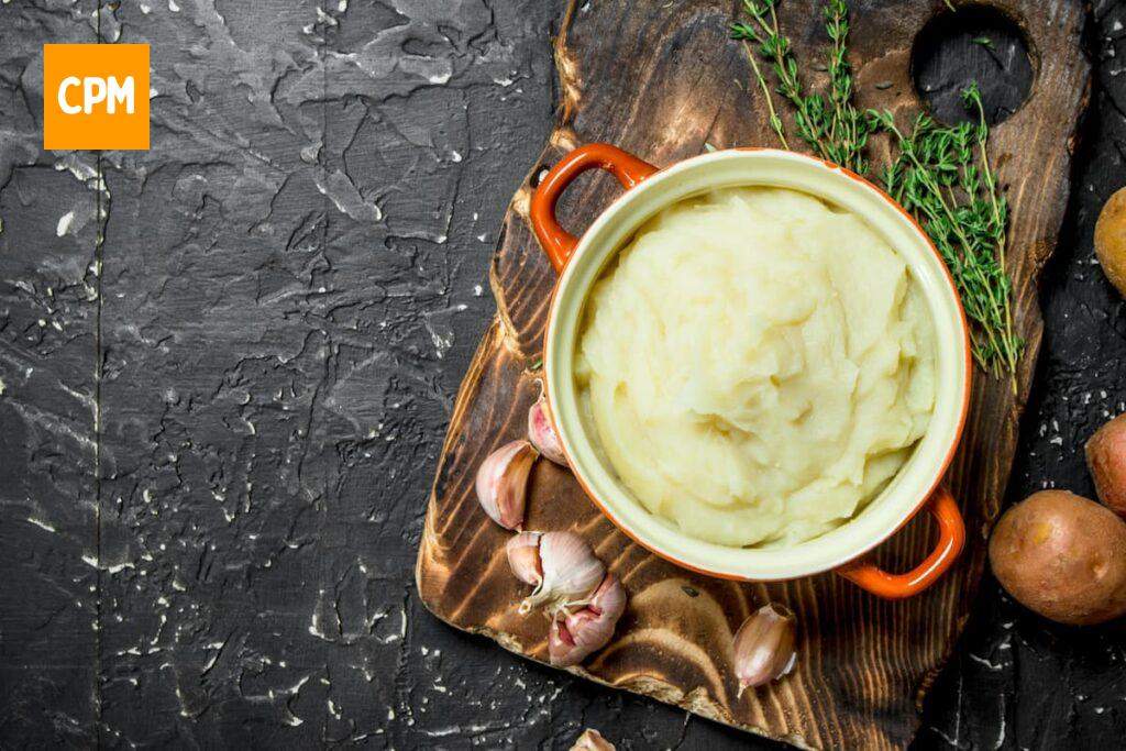 Imagem mostra receita de purê de batata com alecrim e alho.