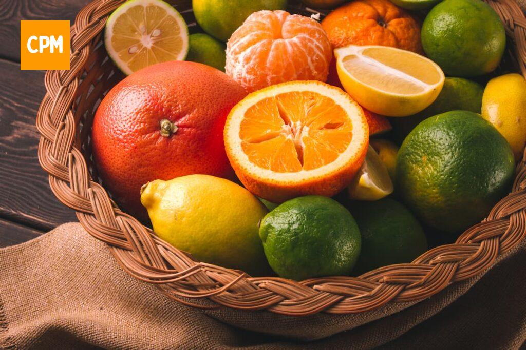Imagem mostra bandeja com frutas citricas