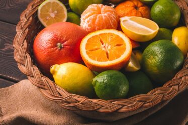 Imagem mostra bandeja com frutas citricas
