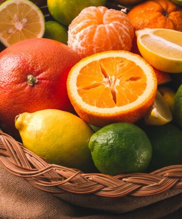 Imagem mostra bandeja com frutas citricas