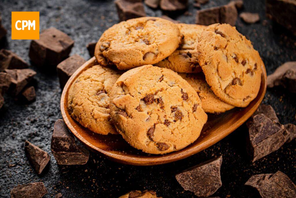 Imagem mostra um delicioso cookie clássico de aveia e chocolate.