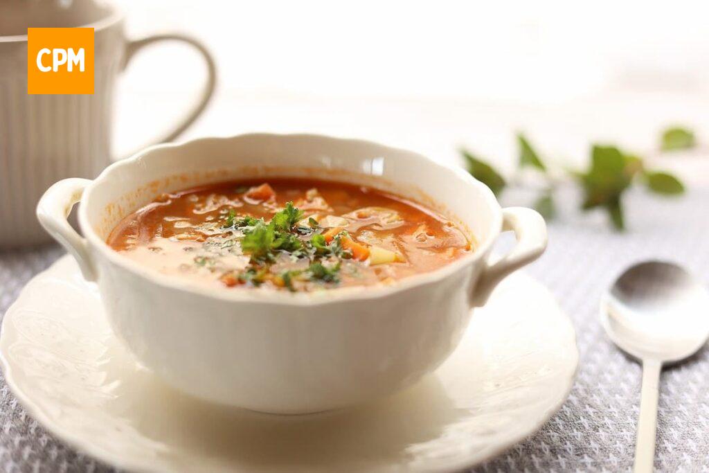 Imagem mostra sopa de lentilha, um dos alimentos que aumentam a saciedade e ajudam a controlar a fome.
