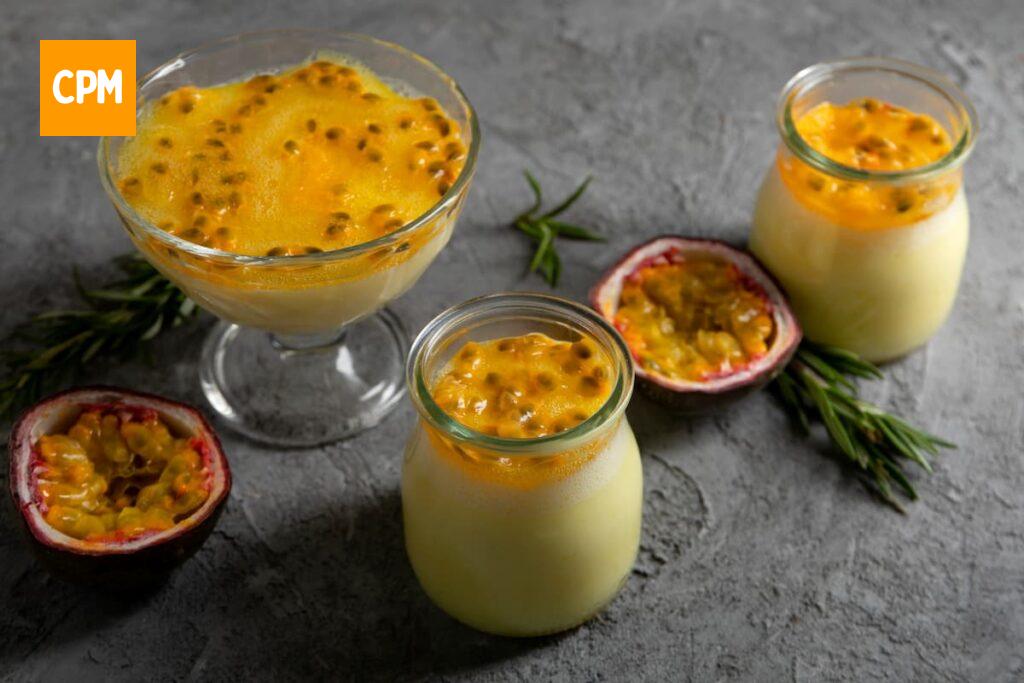 Imagem mostra mousse de maracujá, um dos alimentos que combatem a ansiedade.