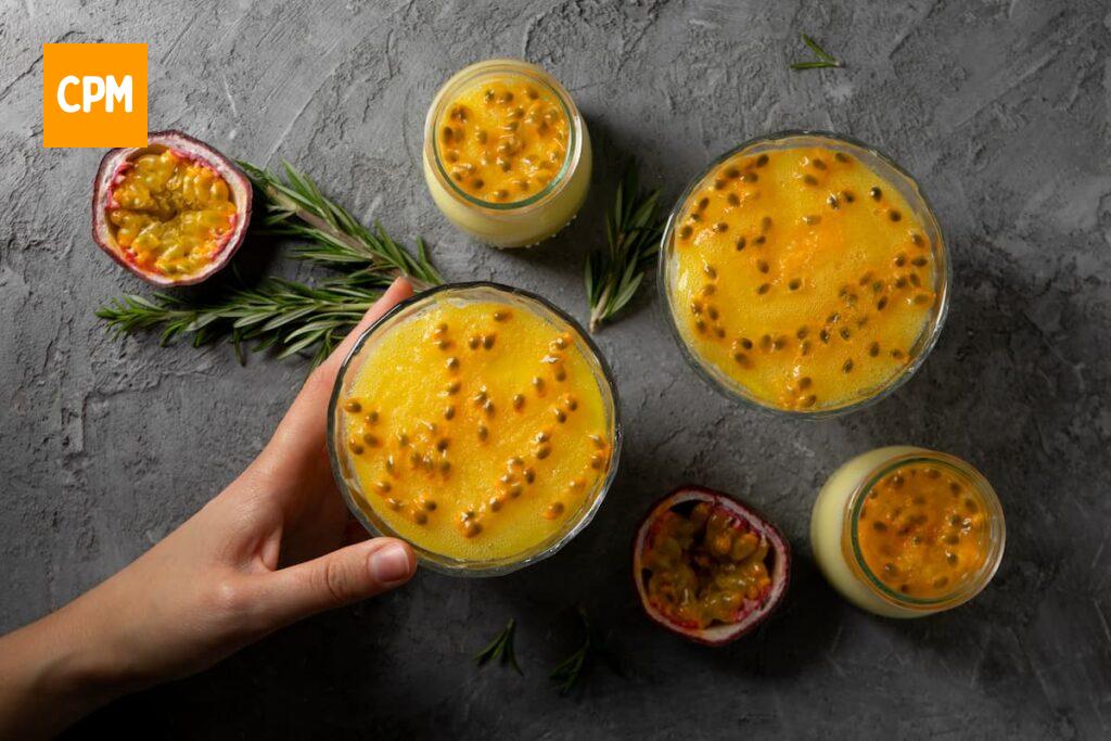 Imagem mostra uma mousse de maracujá deliciosa e muito fácil de fazer.