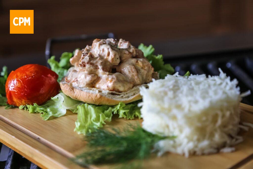 Imagem mostra uma saborosa receita de estrogonofe de frango acompanhado de arroz branco.