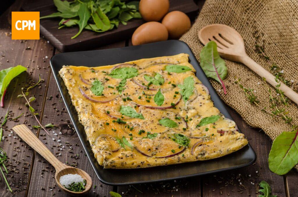 Imagem mostra uma saborosa omelete de forno com legumes.