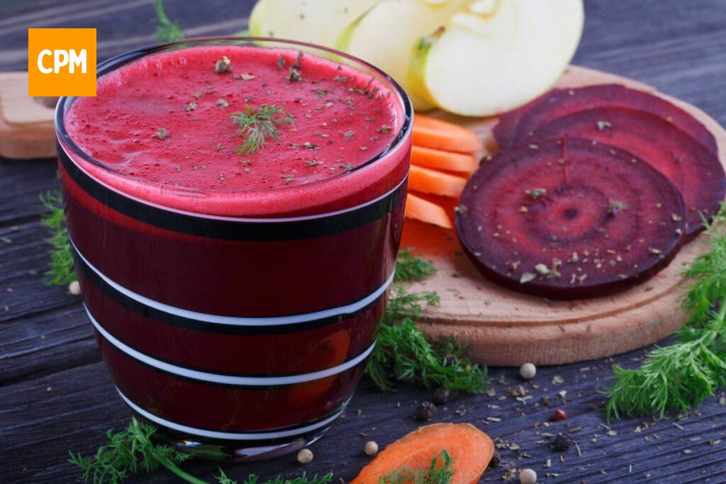 Imagem mostra suco de beterraba laranja e cenoura. Uma bebida refrescante e muito nutritiva.