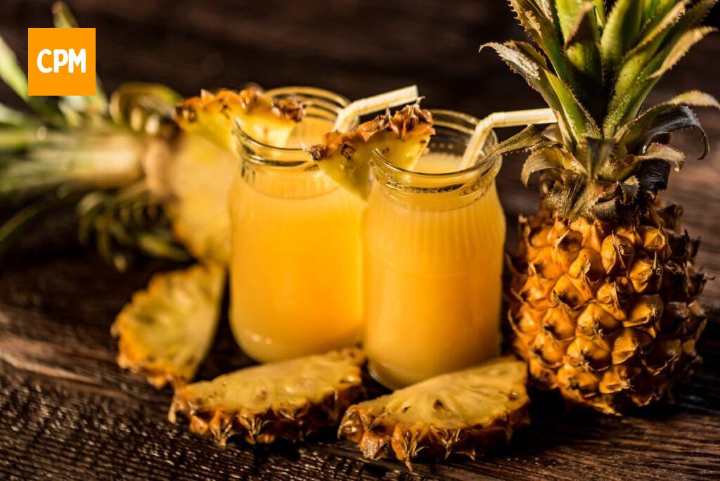 Imagem mostra um refrescante suco de abacaxi. Uma bebida perfeita para os dias quentes.