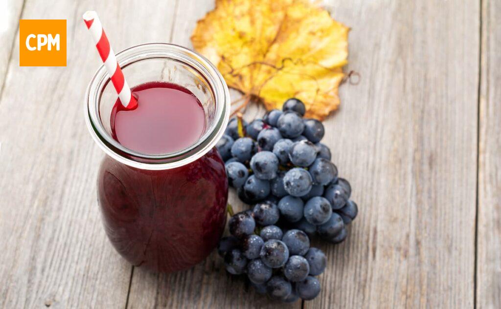 Imagem mostra um saboroso e refrescante suco de uva.