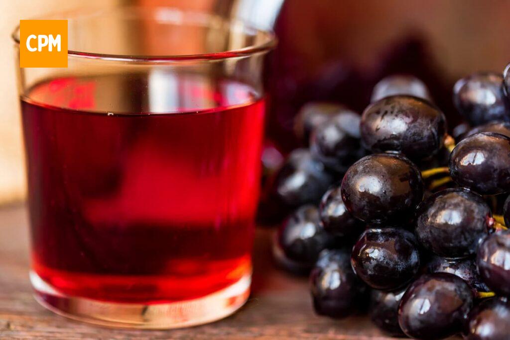 Imagem mostra suco integral, uma bebida saudável e refrescante para o dia a dia.