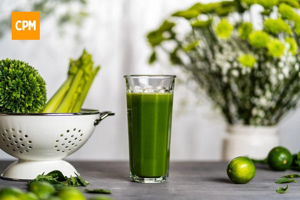 Imagem mostra um belo copo de suco verde.