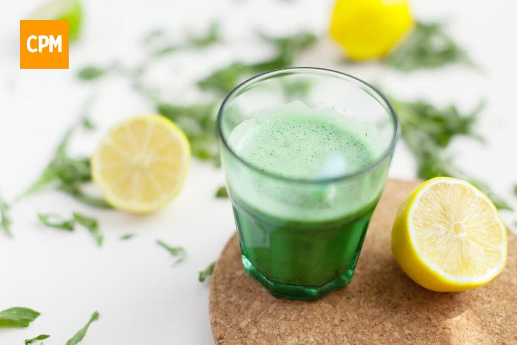 Imagem mostra suco refrescante e nutritivo de couve com limão.