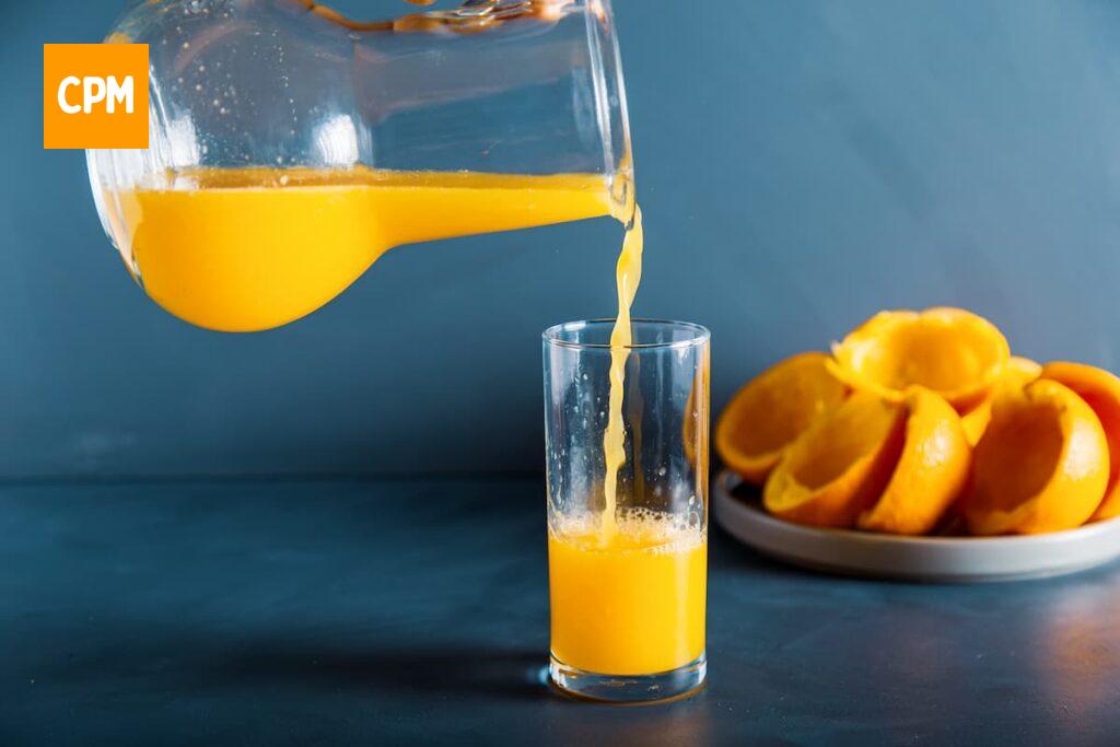 Imagem mostra suco de laranja natural e rico em vitamina C.