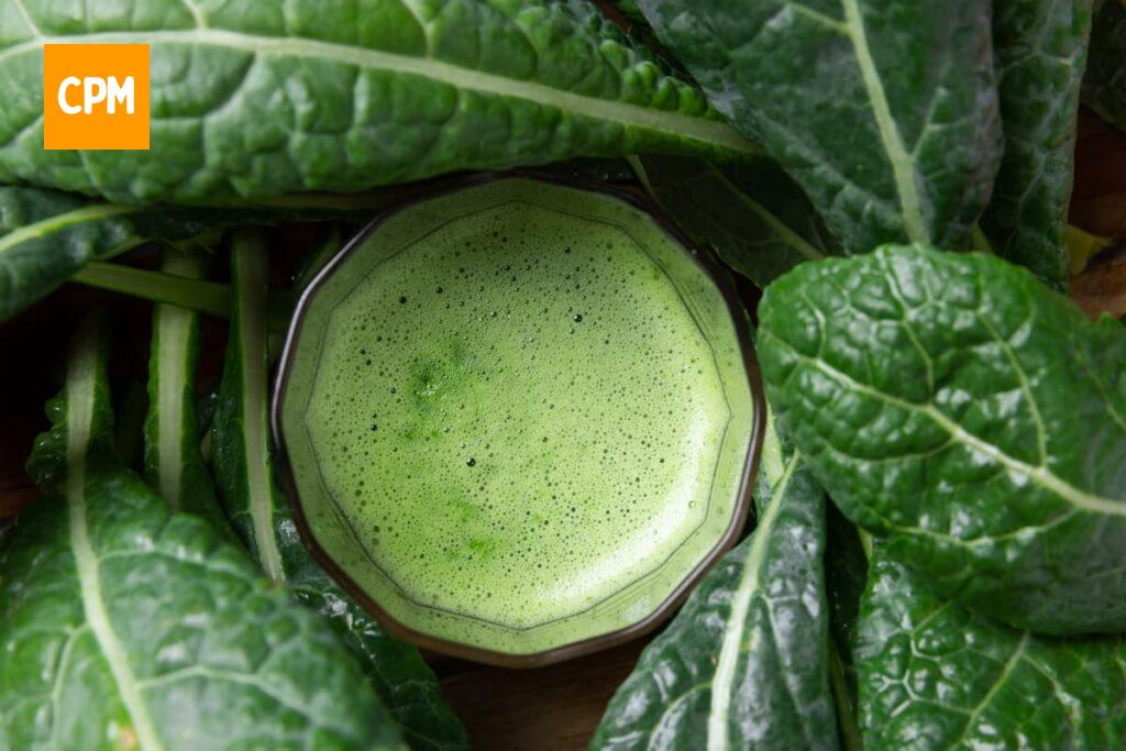 Imagem mostra um refrescante e saboroso suco de couve.