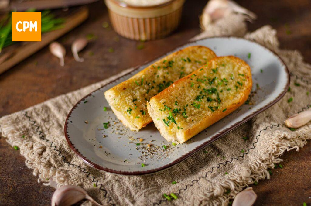 Imagem mostra o resultado de uma receita de pão de alho fácil de fazer e muito saborosa.