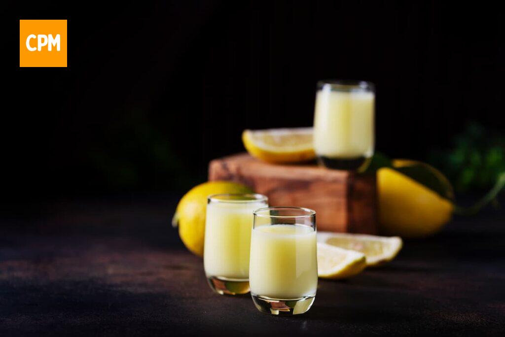 Imagem mostra uma bebida refrescante perfeita para os dias quentes e cheia de benefícios para a saúde.
