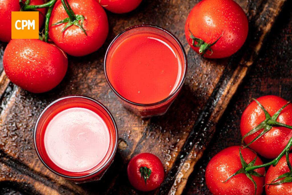 Imagem mostra um poderoso e refrescante suco de tomate.
