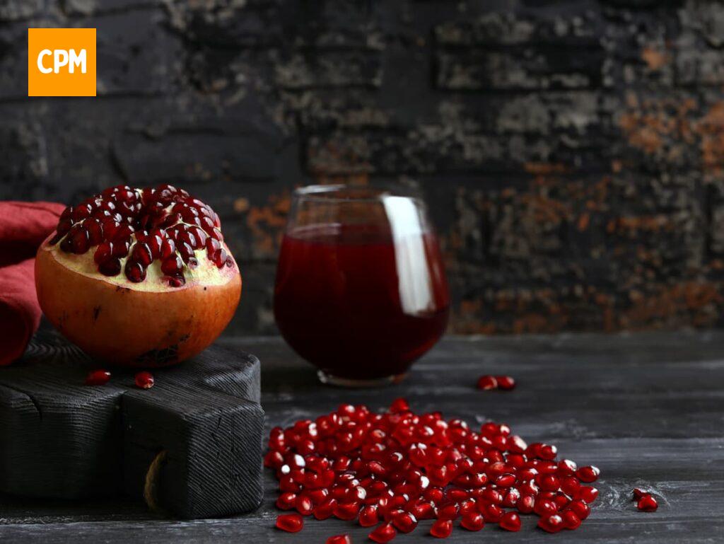 Imagem mostra um delicioso e refrescante suco de romã.