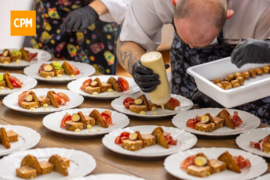 Imagem mostra apresentação culinária preparada ´por chefe de cozinha.