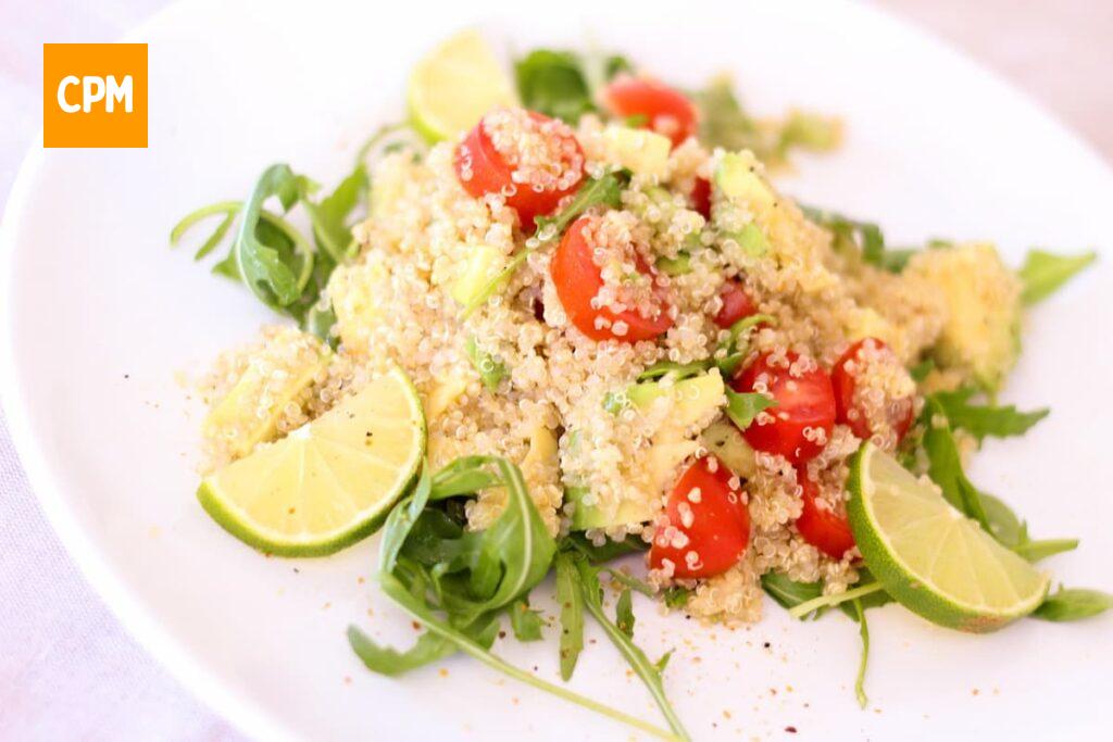 Imagem mostra receita saudável perfeita e ideal para usufruir dos benefícios da quinoa.