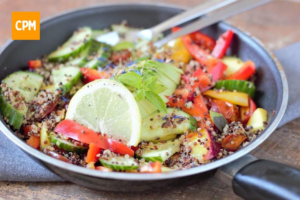 Imagem mostra salada nutritiva com quinoa, um prato perfeito para saborear e desfrutar dos benefícios da quinoa.