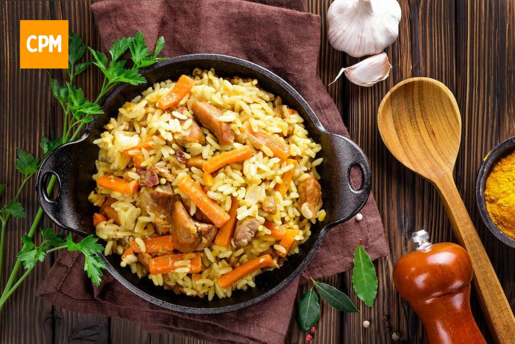 Imagem mostra arroz à grega colorido e muito saboroso. Um dos melhores acompanhamentos para churrasco.