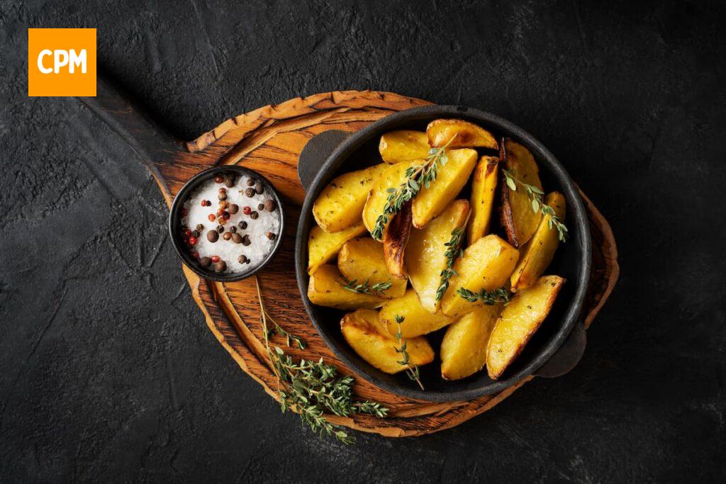 Imagem mostra batata rústica, um dos irresistíveis acompanhamentos para churrasco.