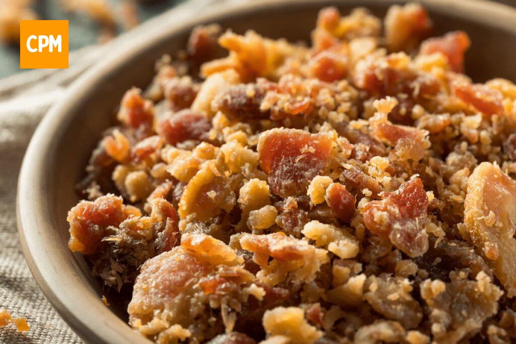 Imagem mostra uma saborosa farofa de bacon.