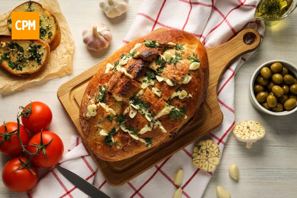 Imagem mostra pão de alho crocante e muito saboroso.