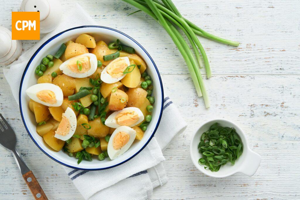 Imagem mostra salada de ovo com batata, uma receita perfeita de acompanhamento para churrasco.