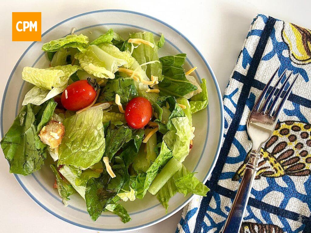 Imagem mostra salada simples de alface com tomate.