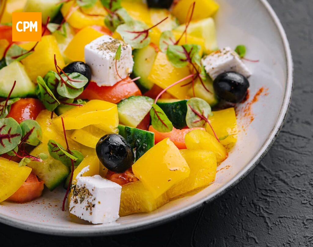 Imagem mostra salada topical perfeita para acompanhar aquele churrasco em família ou amigos.