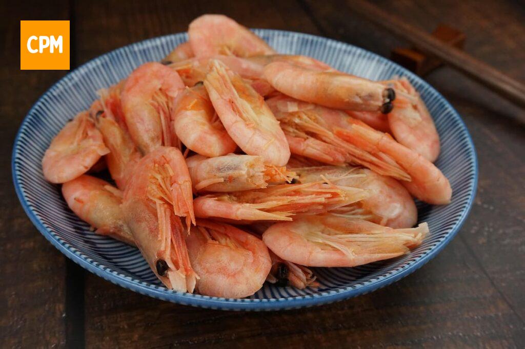 Imagem mostra bacia com camarões frescos ideais para fazer empadinha de camarão.