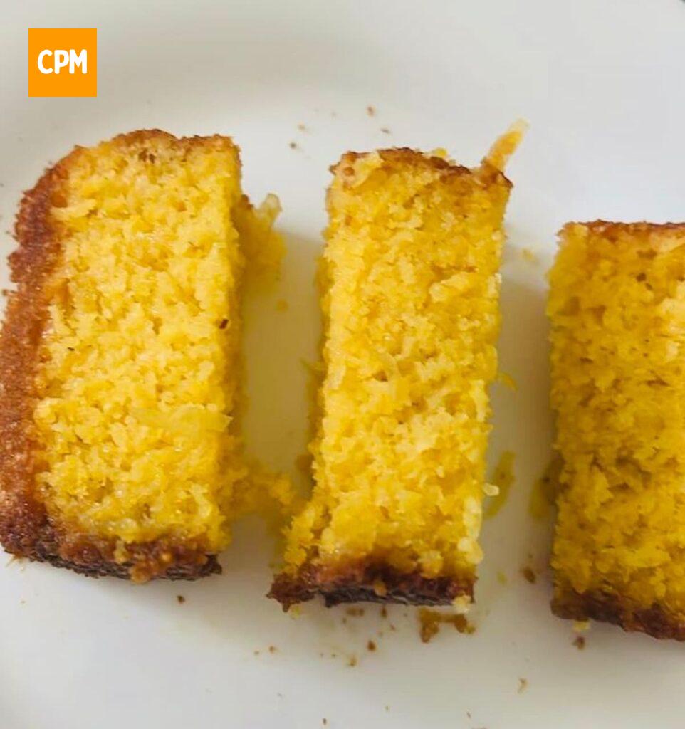 Imagem mostra pequenos pedaços de bolo de milho com flocão.