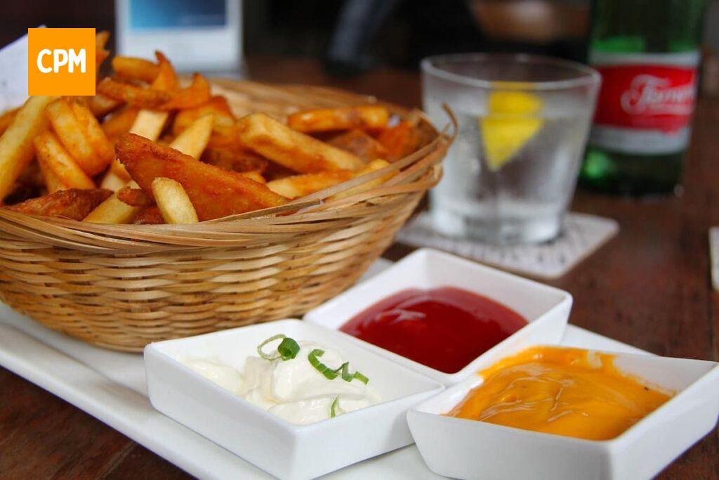 Imagem mostra porção de fritas, um prato perfeito para ser servido com molho de alho caseiro.