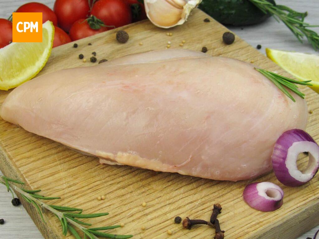 Imagem mostra corte de frango sendo preparado.