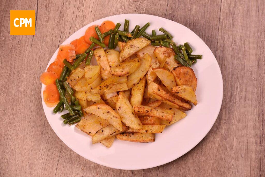 Imagem mostra legumes cozidos no vapor, um dos acompanhamentos perfeitos para o arroz com frango simples.